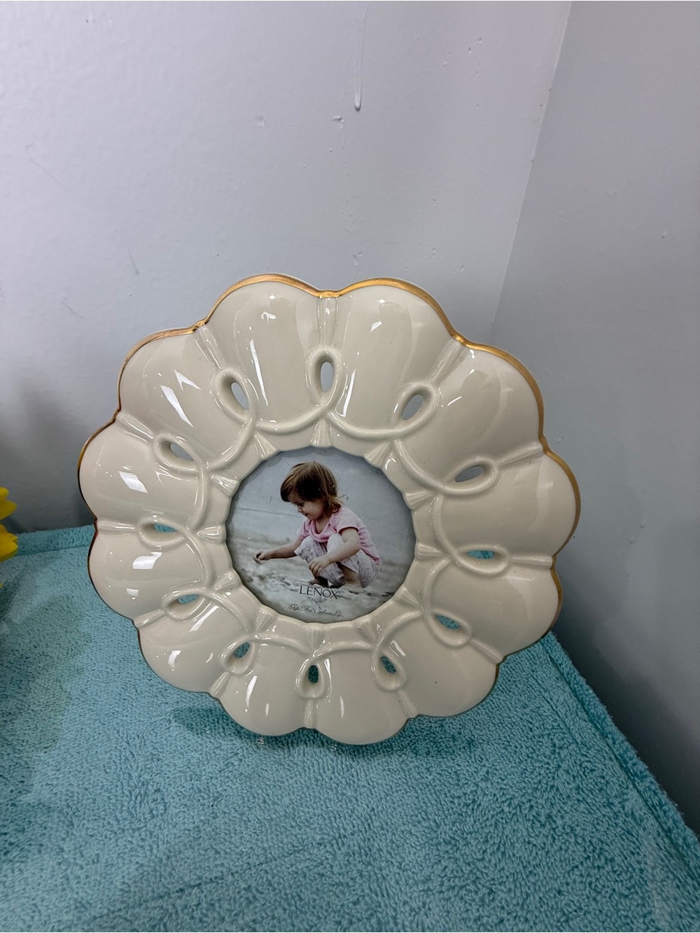 Lenox Cream Ceramic Scalloped Frame with Gold Edge
